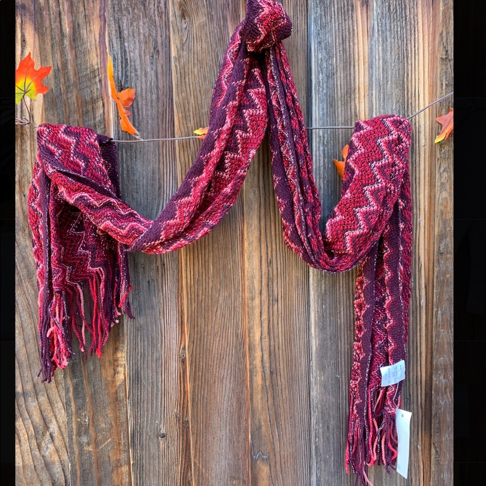 Isoldi Irene red-metallic chevron knitted scarves